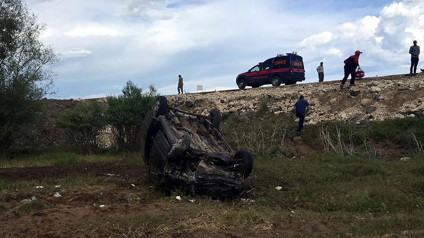 Bitlis'te kamyonet şarampole devrildi: 6 ağır yaralı