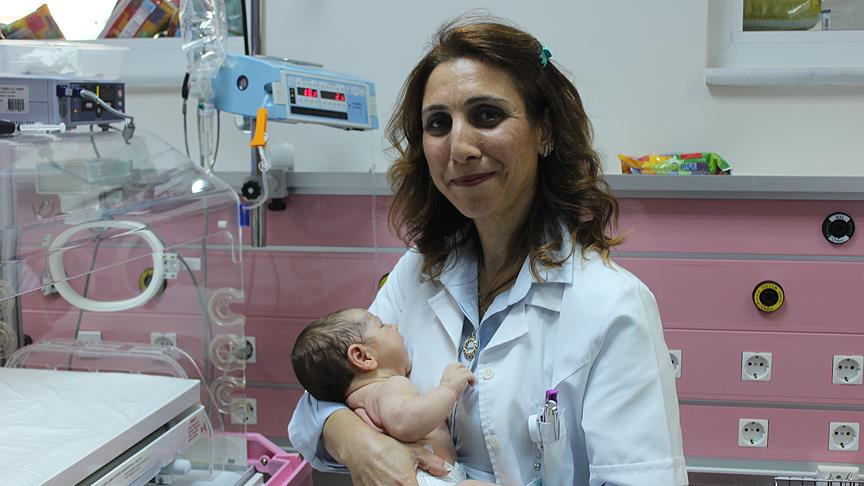 Kazada ailesini kaybeden bebeğe doktor 'annelik' yaptı