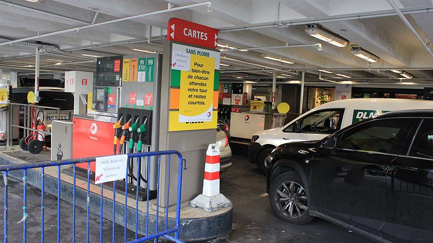 Fransa'da yoğun grev dalgasının eşiğinde benzin kıtlığı