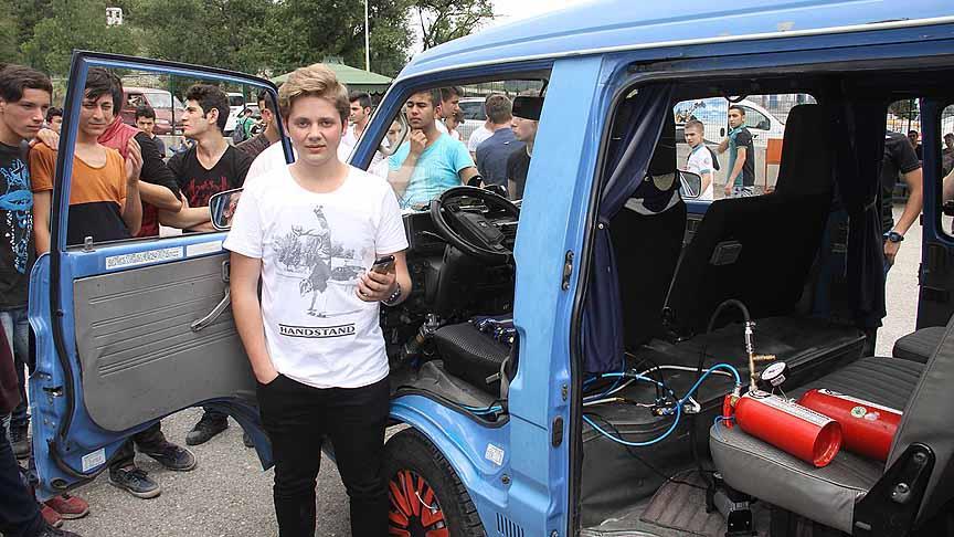 Minibüsü cep telefonundan sesle komuta ediyor