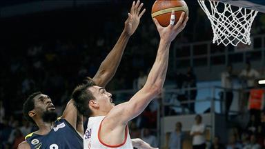 Anadolu Efes final serisinde durumu eşitledi