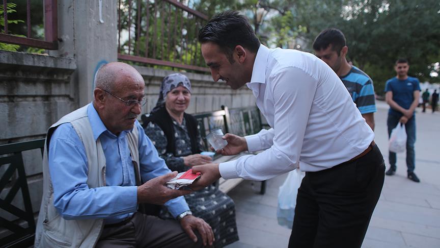 Osmanlı iftar geleneğini sürdürüyorlar