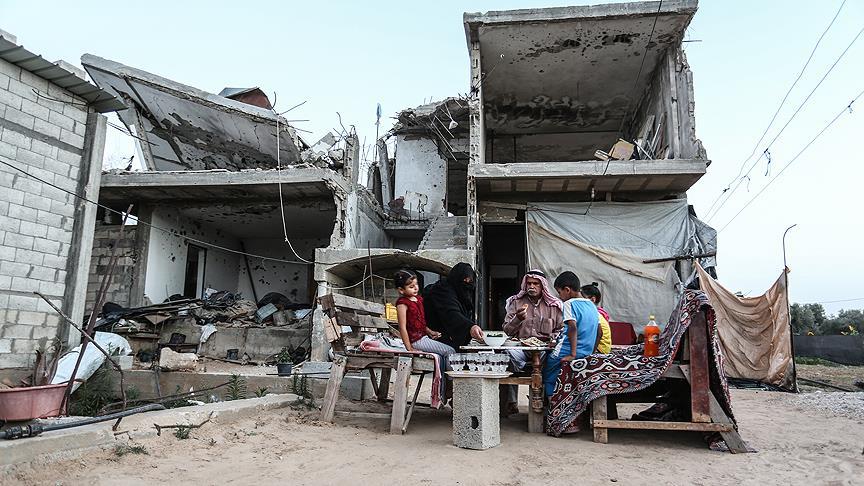 Filistinli aile İsrail'in yıktığı evlerinde iftar açıyor