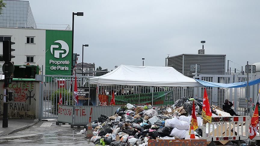 Париж встречает Евро-2016 горами мусора и транспортными проблемами