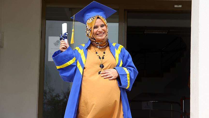 'Karnı burnunda' mezuniyet sevinci yaşıyor