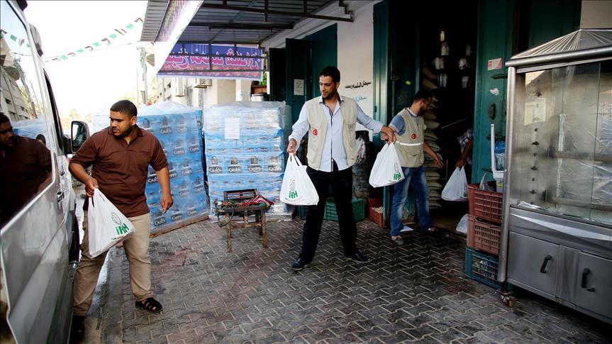 (IHH) التركية توزع وجبات إفطار على مئات الأسر الفقيرة في غزة