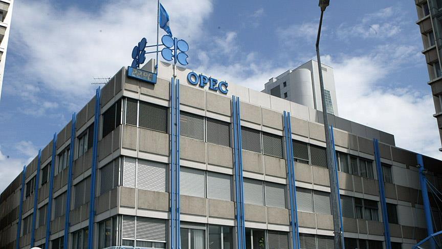 Страны ОПЕК снизили добычу нефти