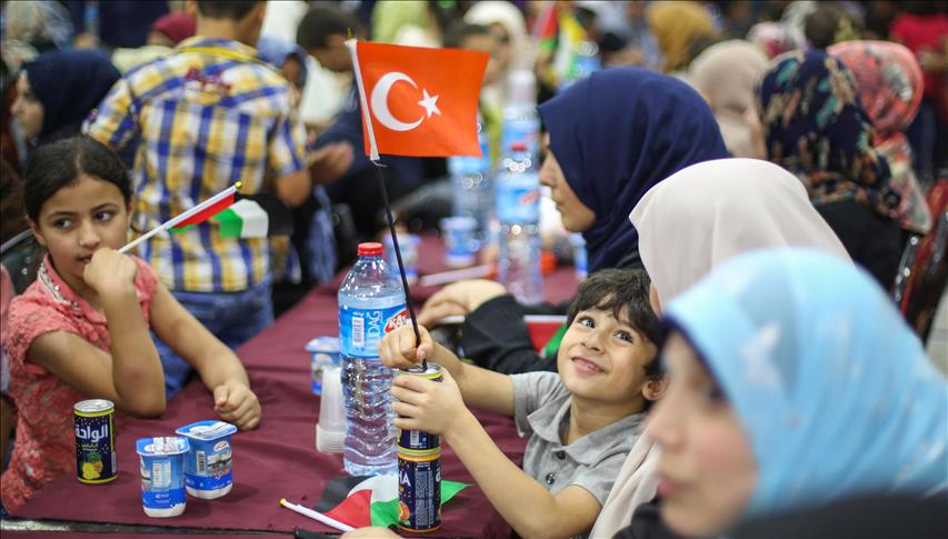 مؤسسة تركية تنظم إفطارا جماعيا لـ 600 يتيم في غزة 