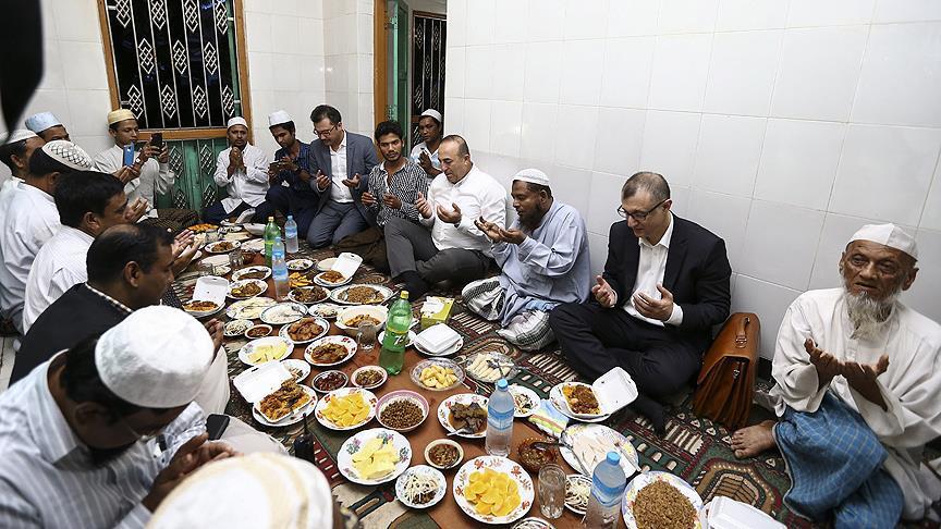 Turkish FM breaks fast with Rohingya, offers support