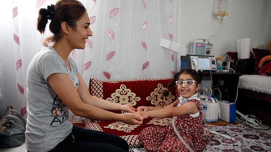 Hayata anne sevgisiyle tutunuyor