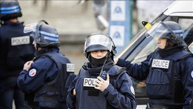 Fransız polisi mesai dışında da silah taşıyacak 