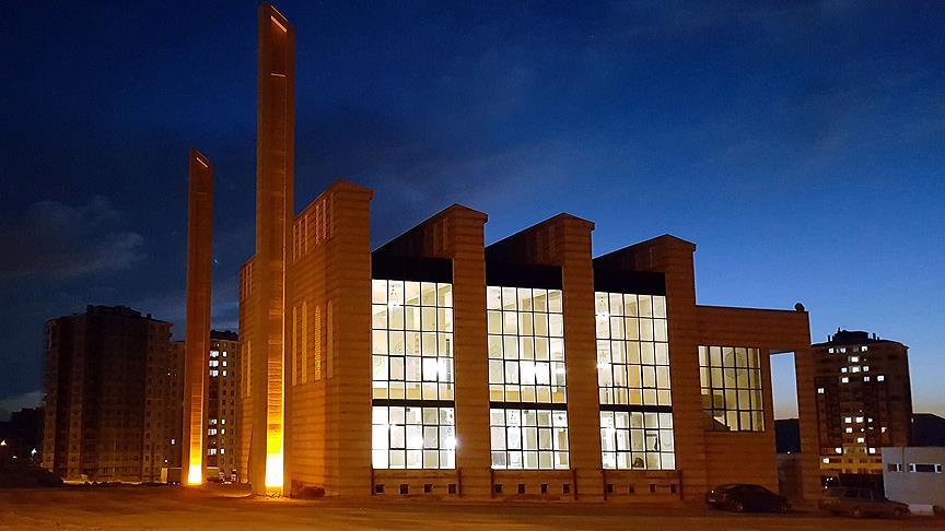 Kayseri'deki Hacı Ahmet Yağmur Camisi şeffaf tasarımıyla dikkati çekiyor