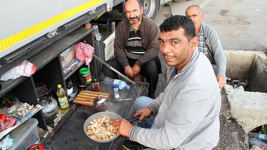 Tır şoförlerinin sınır kapısında ramazanı