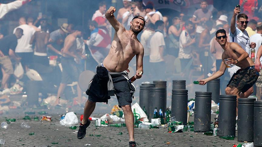 Köln'de İspanyol turistlere saldıran 6 Rus holigan gözaltına alındı 