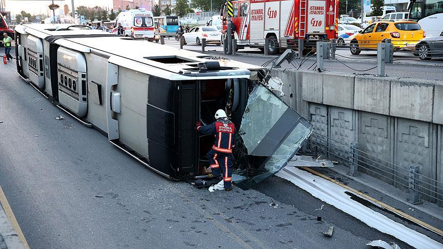 İstanbul'da metrobüs devrildi: 10 yaralı