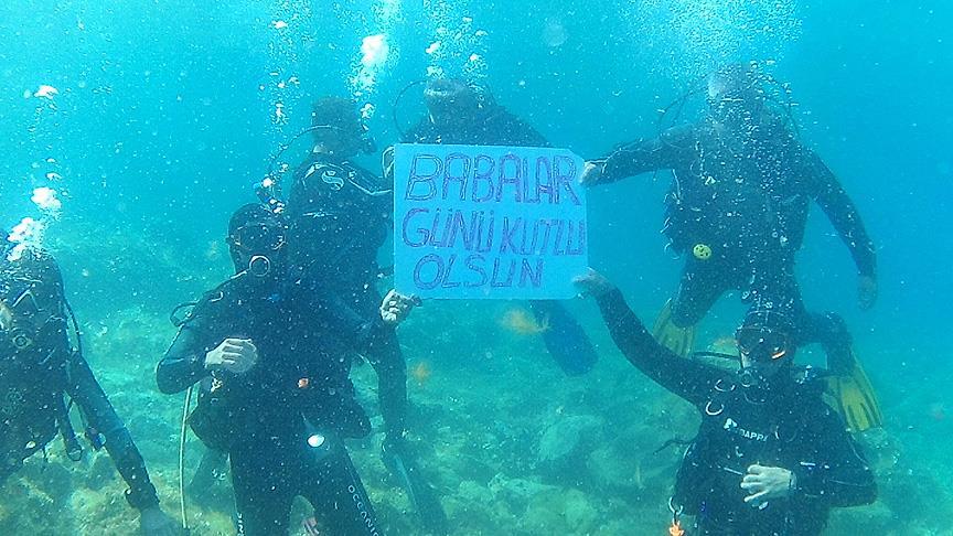 Su altında 'Babalar Günü' kutlaması