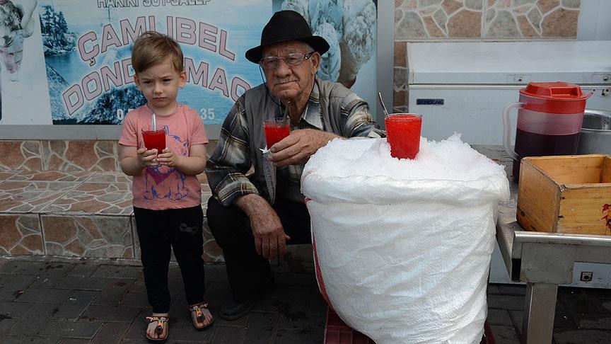Bin 800 metreden sofraları süsleyen lezzet 'kar helvası'