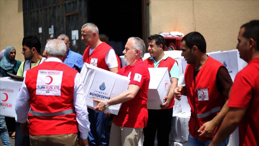 "الهلال الأحمر التركي" يوزّع طروداً غذائية على فقراء بغزة 