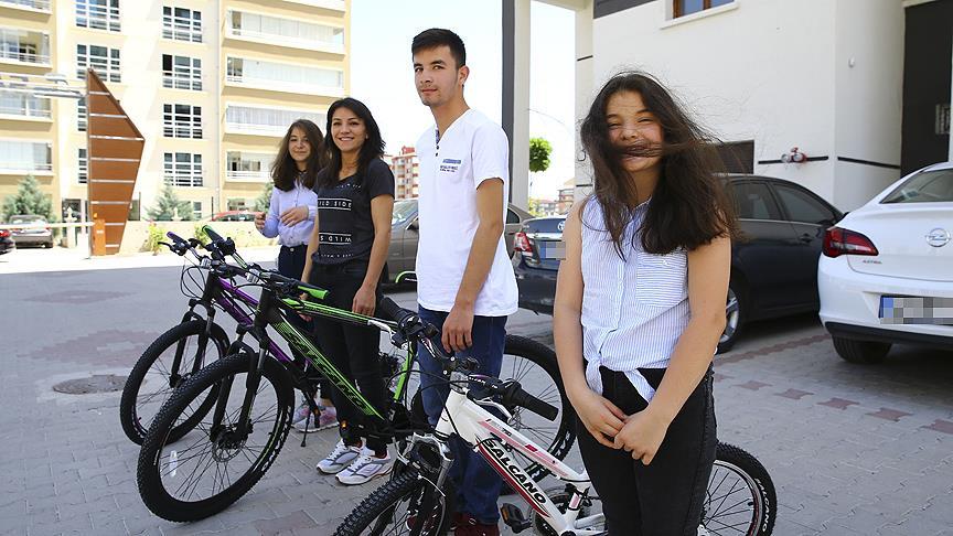 Cumhurbaşkanı Erdoğan'dan şehit ve gazi çocuklarına karne hediyesi 