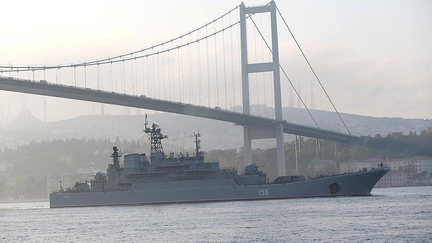 Rus savaş gemisi İstanbul Boğazı'ndan geçti