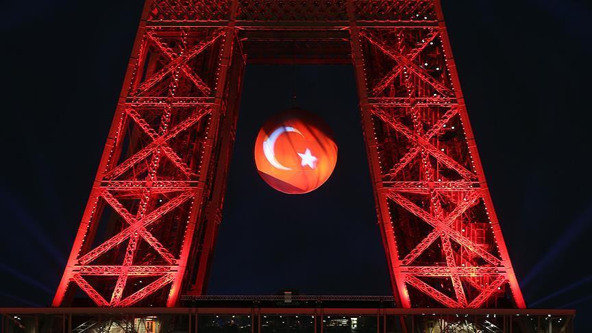 Эйфелева башня вновь окрасилась в цвета флага Турции
