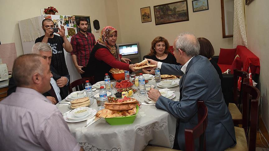 Kılıçdaroğlu, bir apartman görevlisinin evinde iftar yaptı