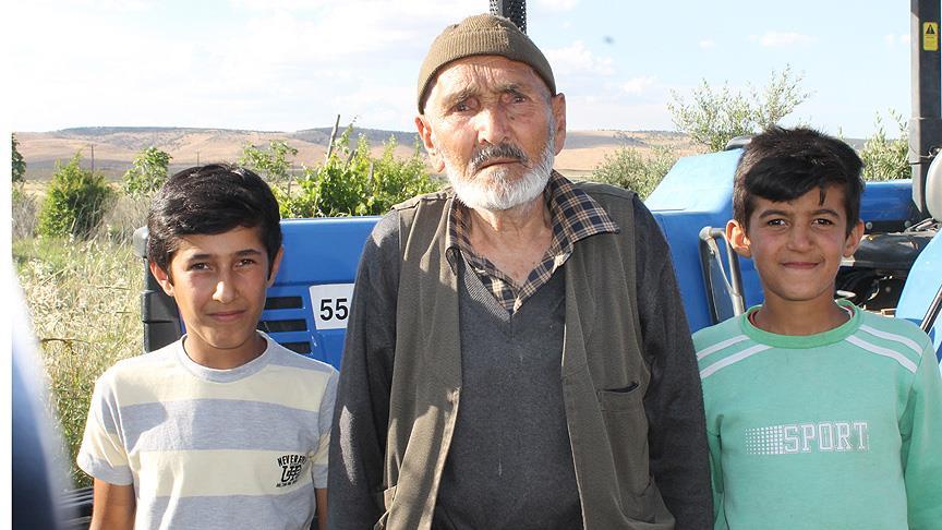 90 yaşında tarla sürüp bahçe temizliyor