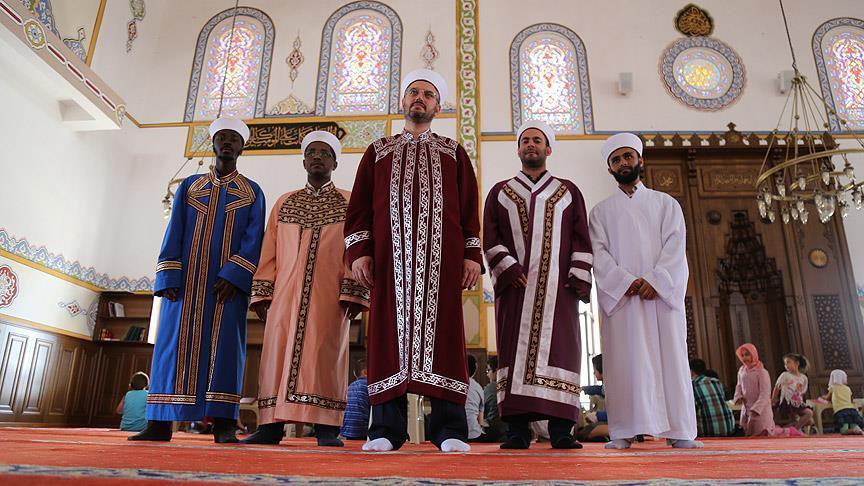 6 أئمة من جنسيات مختلفة يؤمون صلاة التراويح في مسجد تركي