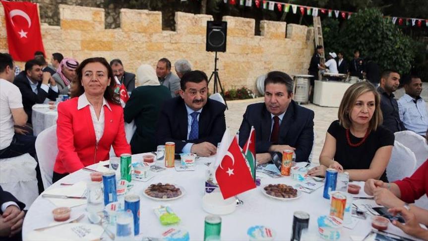 "تيكا" التركية تنظم إفطارًا جماعيًا لنحو 500 يتيم بالأردن