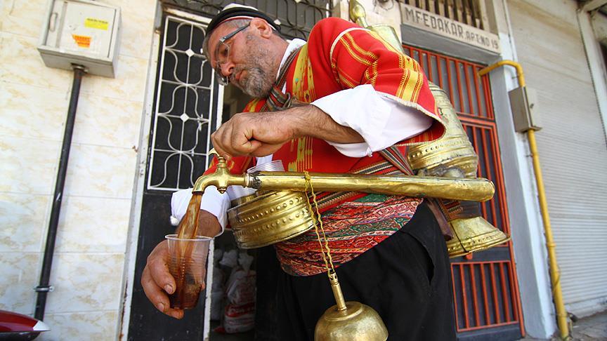 Soğuk tüketilen meyan şerbeti, iftar sofralarını süslüyor