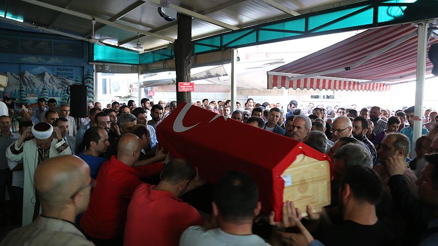 Atatürk Havalimanı'ndaki saldırıda hayatını kaybedenlerin cenazeleri toprağa veriliyor