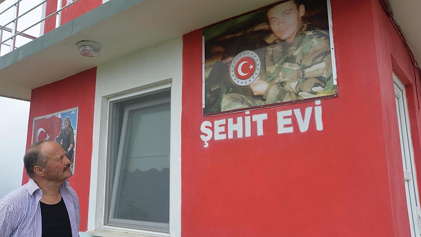 Şehit oğlunun anılarını müzede yaşatıyor