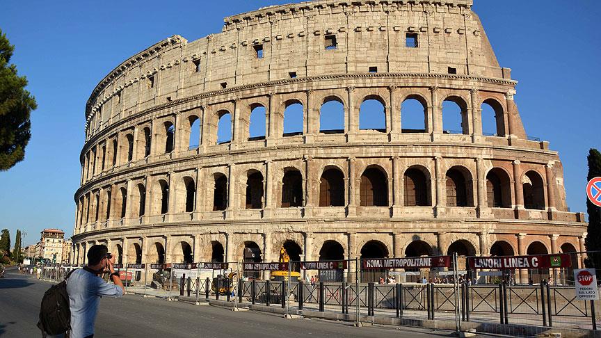Roma'nın simgesi Kolezyum parlamaya başladı