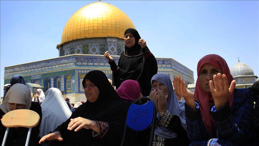 Palestinians pray at Al-Aqsa on last Friday of Ramadan