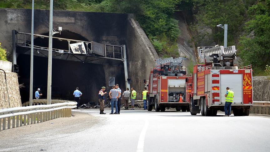 Bolu'da bariyere çarpan tır yandı: 5 ölü, 2 yaralı
