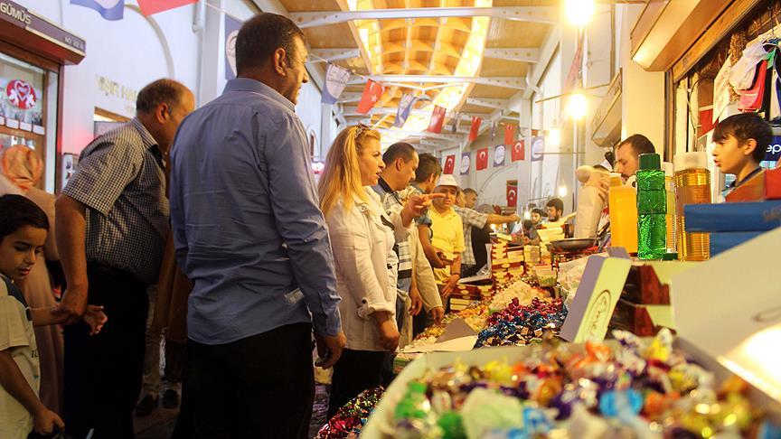 Tarihi Kapalı Çarşı'da bayram heyecanı