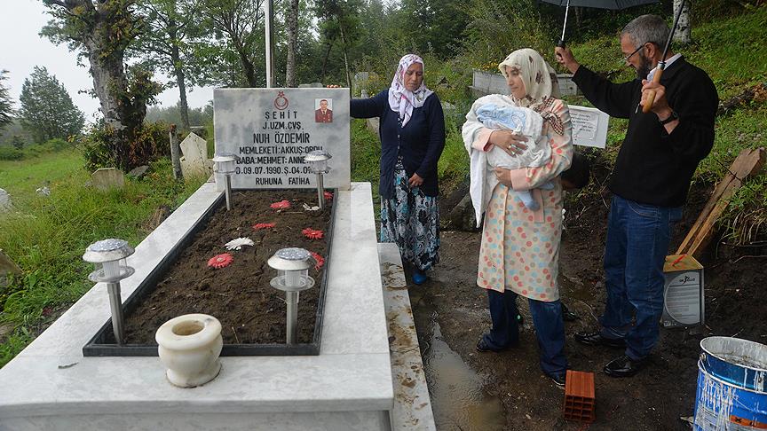 Yeni doğan bebeğiyle şehit eşinin mezarını ziyaret etti