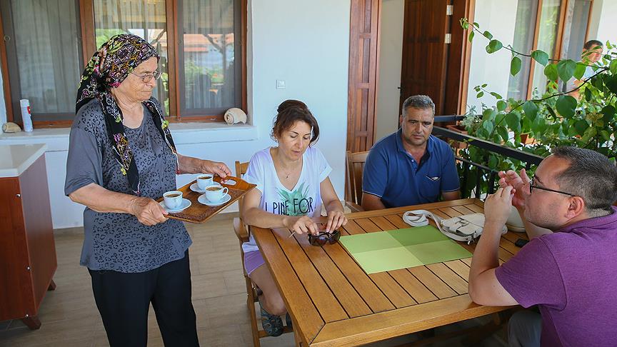 Evinde ağırladığı misafirle turizme hizmet veriyor