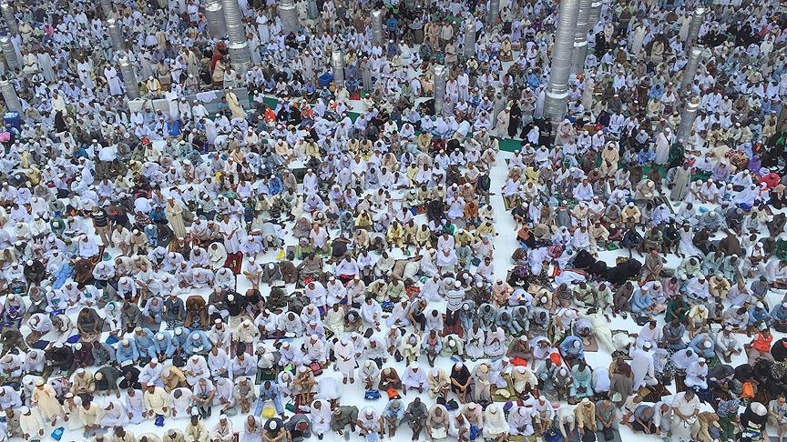Milyonlar Kabe'de bayram namazı kıldı