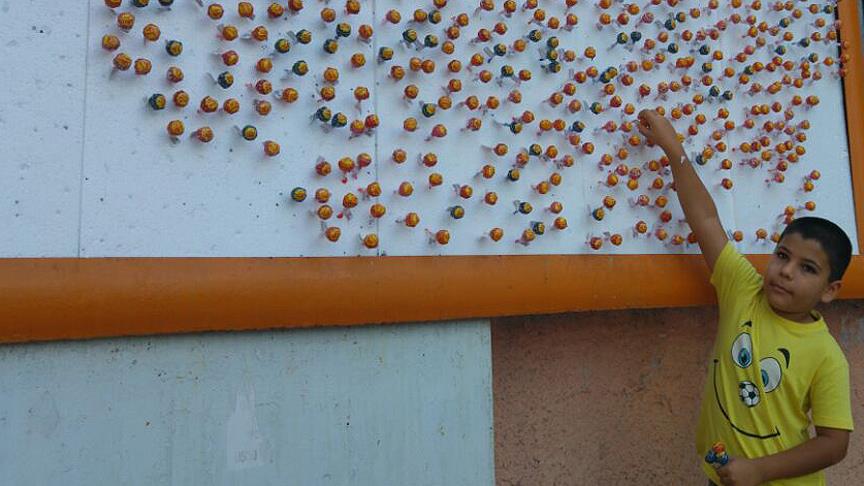 Çocuklar bayram şekerini ilan panolarından aldı