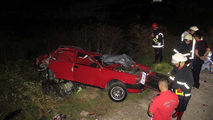 Kocaeli'de otomobil tıra çarptı: 4 ölü