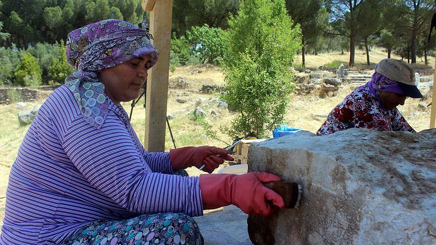 Arkeolojik kazılar kadınlara gelir kaynağı oldu