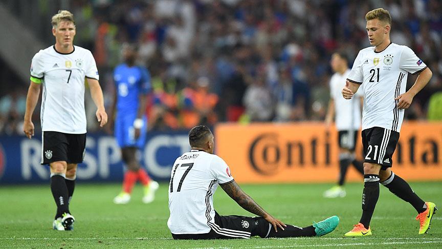 Bild: Eller yukarı, biz elendik