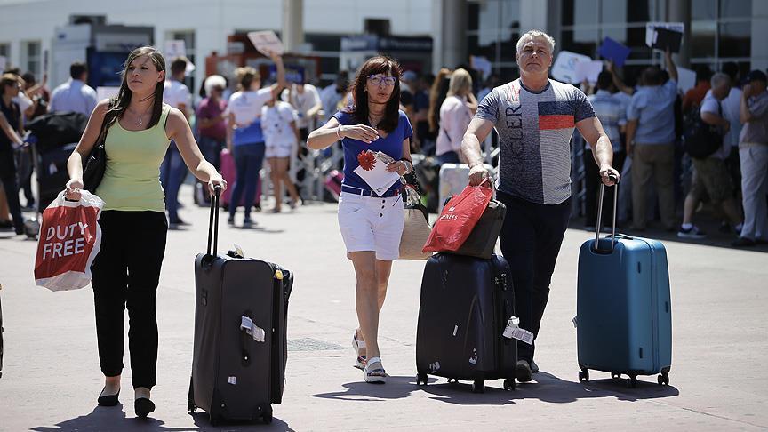 Первая группа российских туристов была встречена цветами в аэропорту Анталии