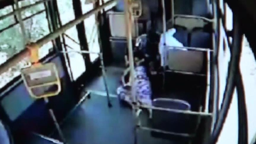 Eşek arılarının saldırısına uğrayan kadın otobüsle hastaneye götürüldü