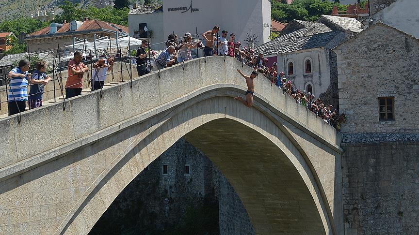 Srebrenitsa kurbanlarını anmak için Mostar Köprüsü'nden 'sessizce' atladılar