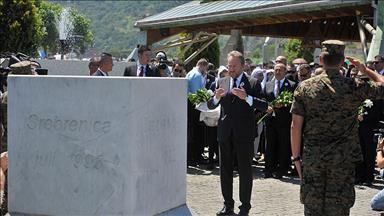 Bosna savaşında BM'nin askeri üs olarak kullandığı fabrikada tören
