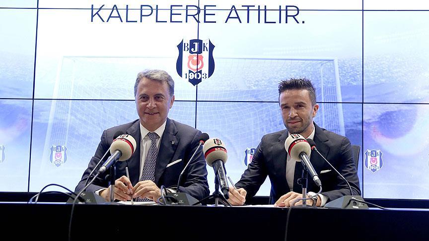 Gökhan Gönül için imza töreni düzenlendi