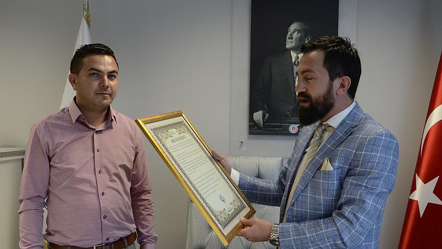 Meyve topladığı ağaca not ve para asan şoföre 'ahilik' beratı