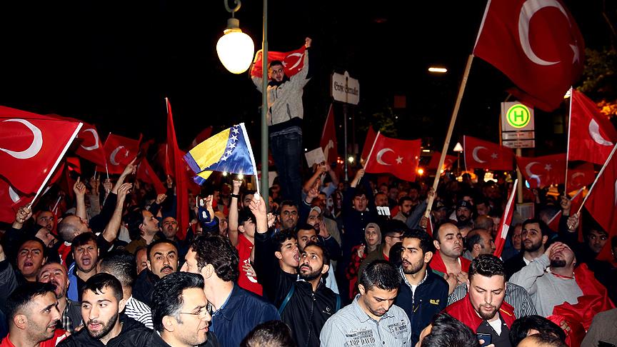 Yurt dışındaki Türkler ve Müslümanlar darbe girişimini protesto ediyor